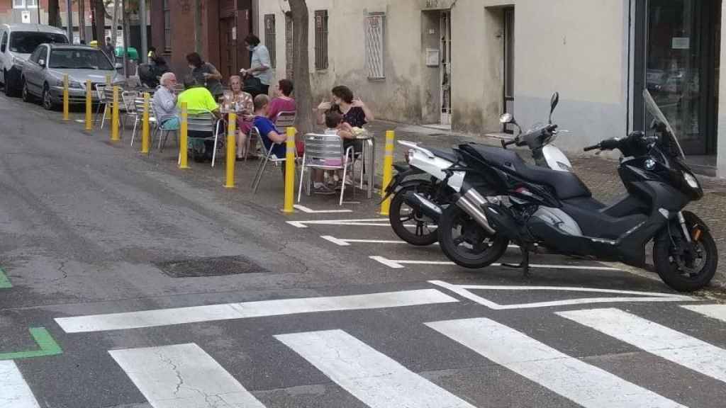 Una terraza en una calzada del barrio del Guinardó de Barcelona / JORDI SUBIRANA