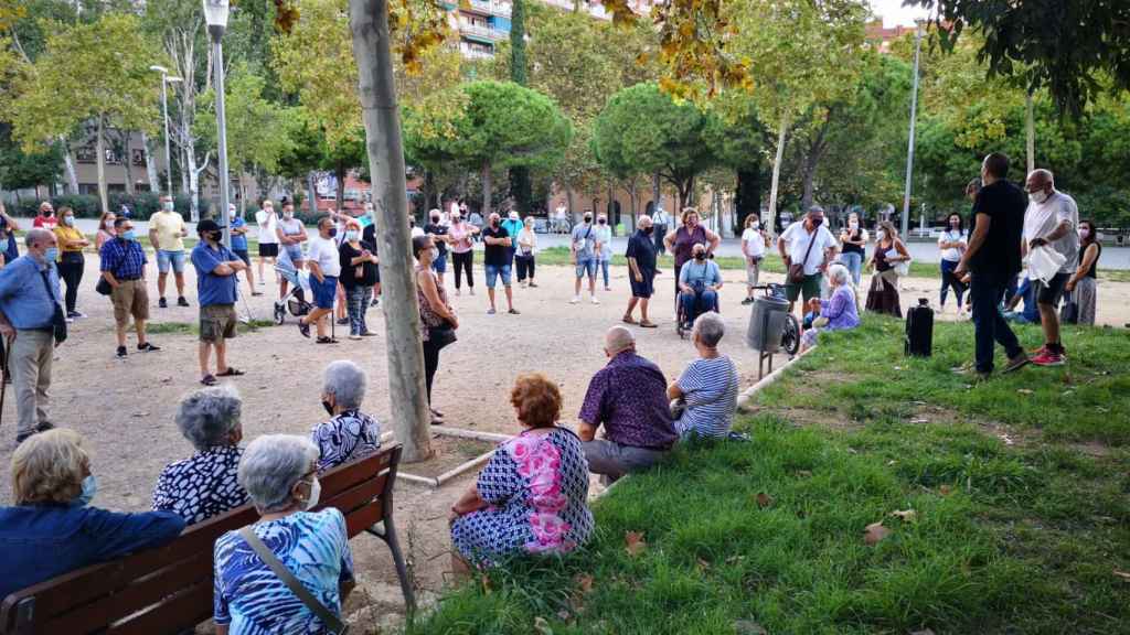 Más de un centenar de vecinos se han concentrado esta tarde para denunciar los numerosos robos / G.A