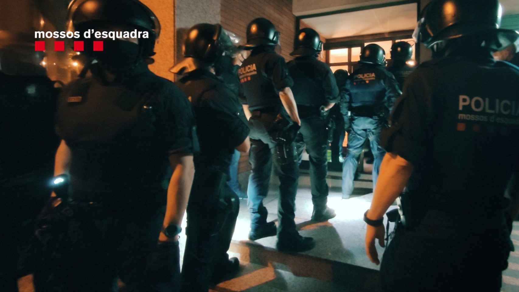 Agentes de los Mossos durante la entrada a uno de los domicilios / TWITTER MOSSOS