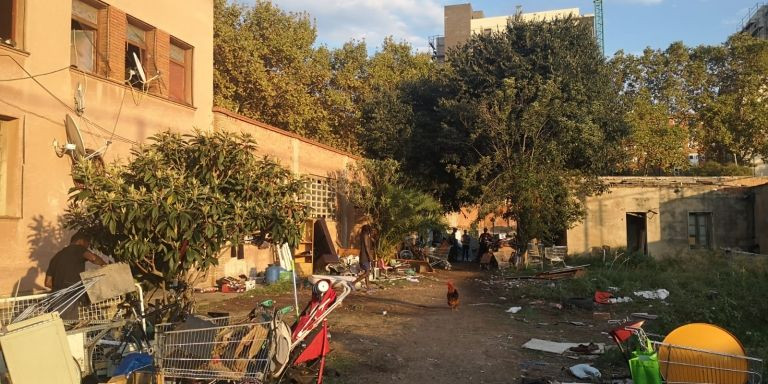 Descampado de la antigua fábrica de tintes en la calle Maresme / GUILLEM ANDRÉS