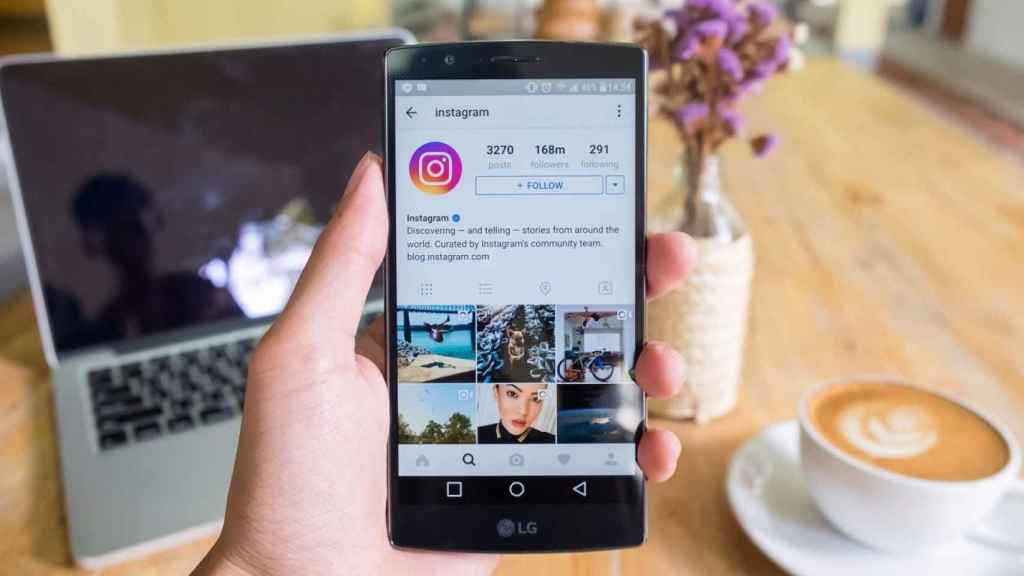 Un usuario de Instagram tomando un café en un bar