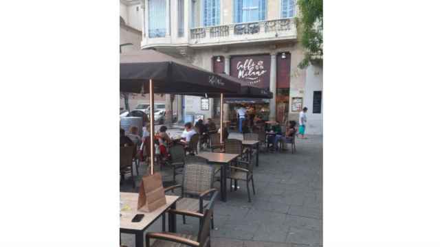 Fachada y terraza del Café Milano, situado en el número 23 de la Plaza Lesseps