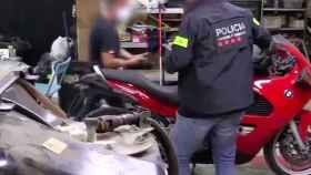 Los Mossos han desarticulado este viernes a una organización criminal dedicada a sustraer motocicletas / MOSSOS D'ESQUADRA