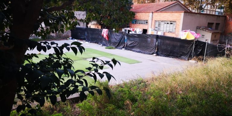 Unas telas negras colocadas en rejas metálicas protegen la intimidad de los senegaleses / G.A