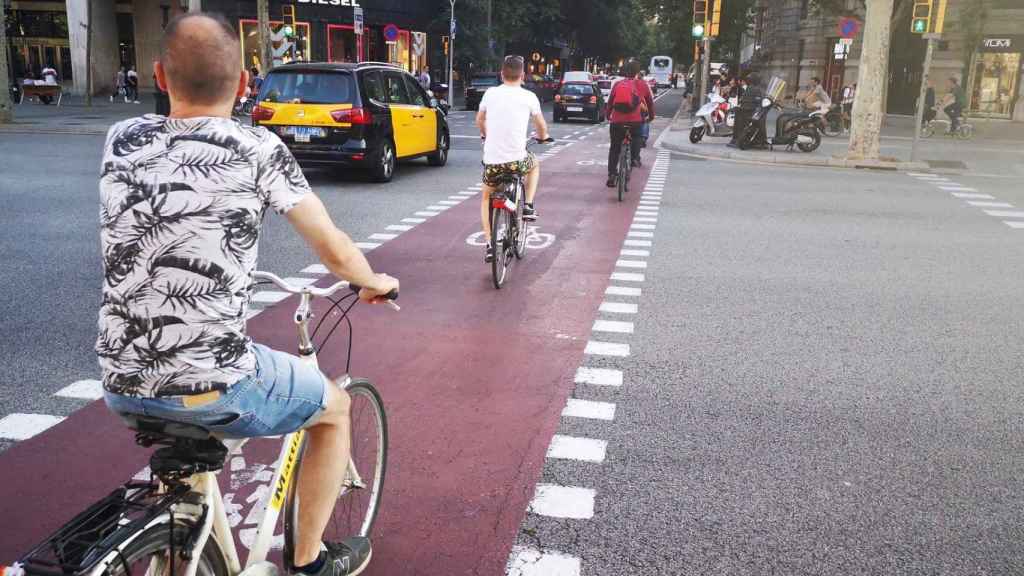 Personas en bicicleta circulando por el centro de Barcelona / @ManuelMadMZ