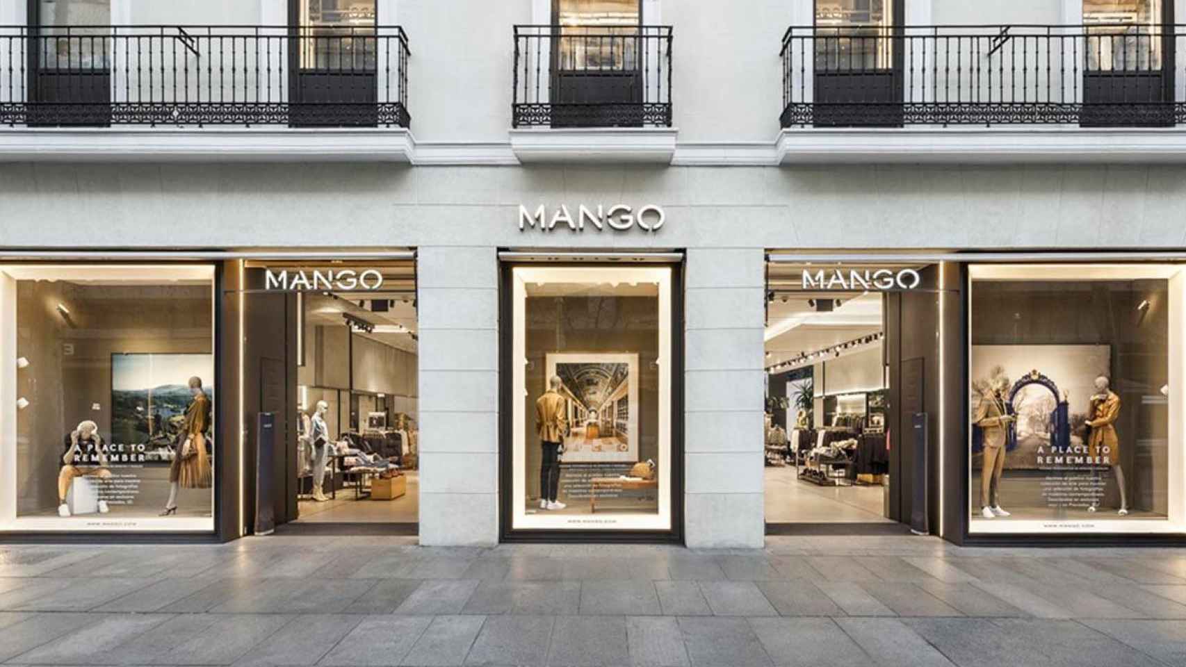 Exterior de una tienda de Mango en Asia