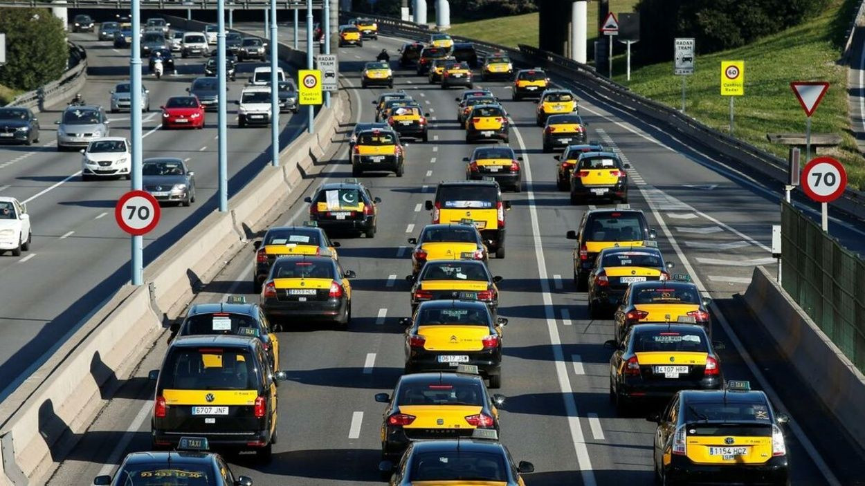 Marcha lenta de taxis en Barcelona en una imagen de archivo / EFE