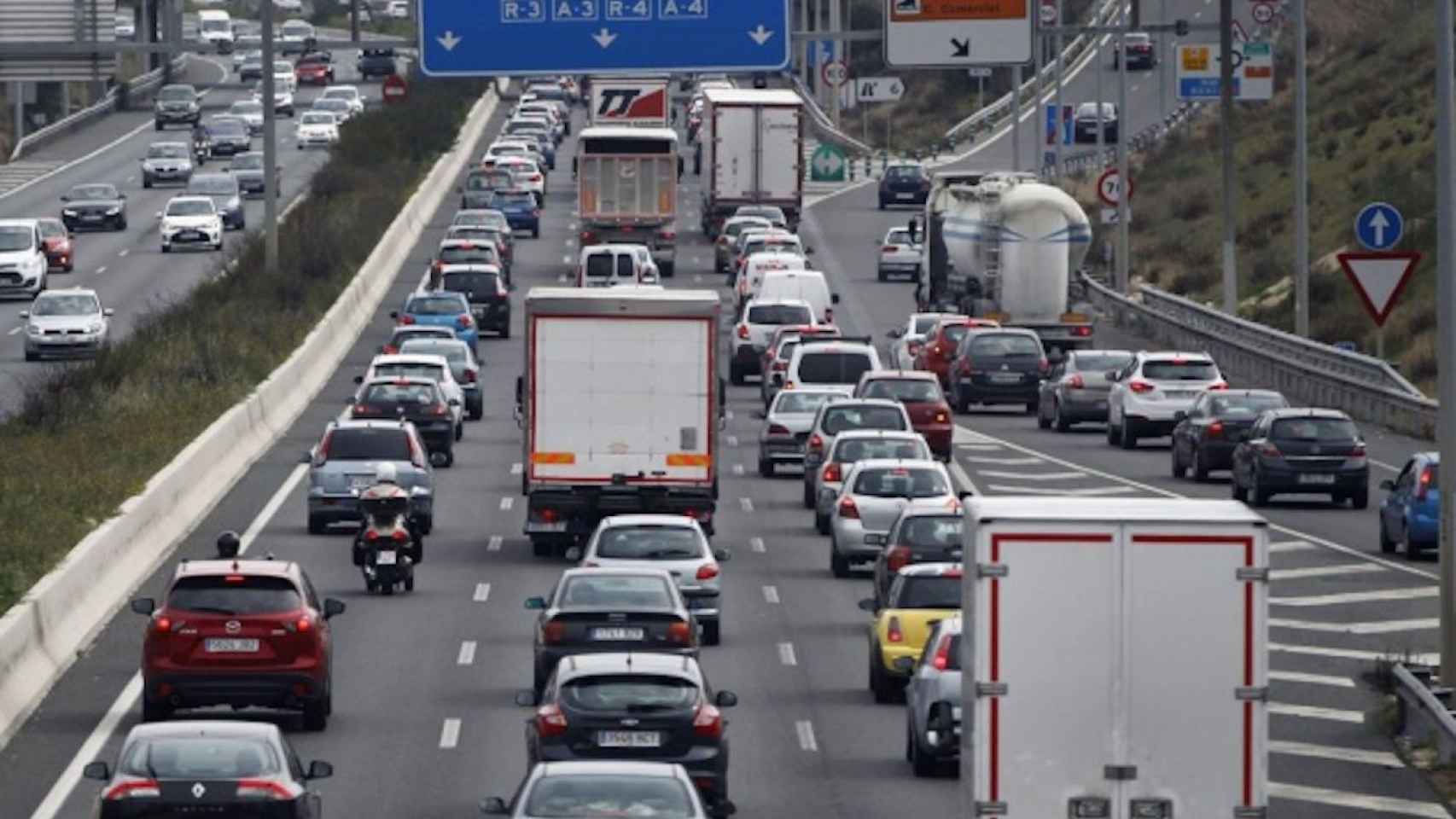 Imagen de archivo de una autopista de acceso a Madrid / EFE