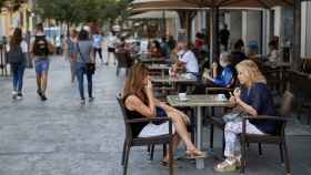 Dos personas tomando un café en un bar / EFE