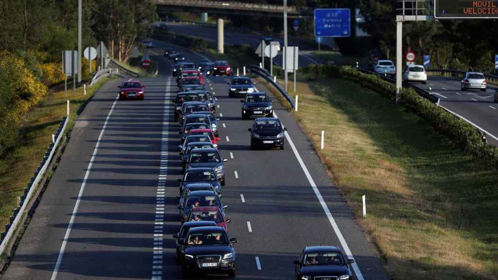 Retenciones en un carril de la autovía / EFE