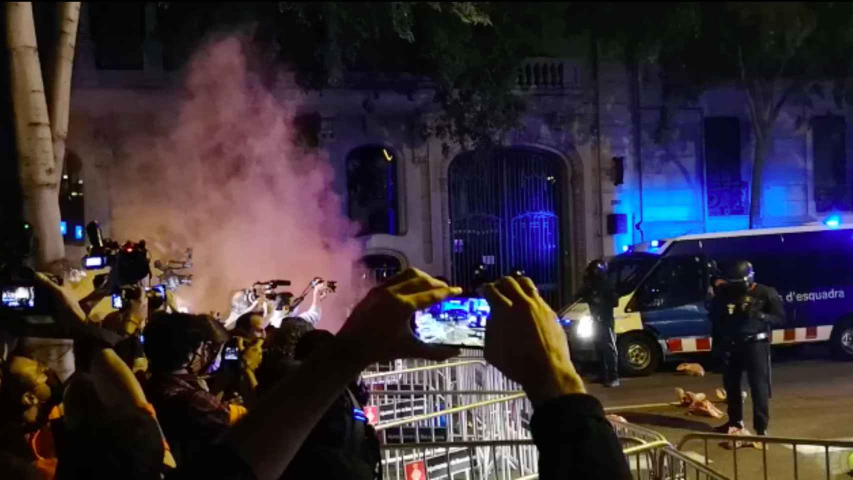 Captura de pantalla del vídeo del lanzamiento de cabezas de cerdo a los Mossos por parte de los CDR / G.A.