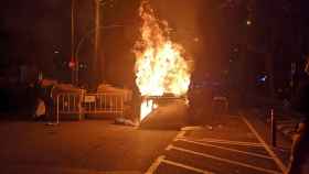 Contenedor ardiendo en las barricadas formadas por los CDR en el centro de Barcelona / G.A.