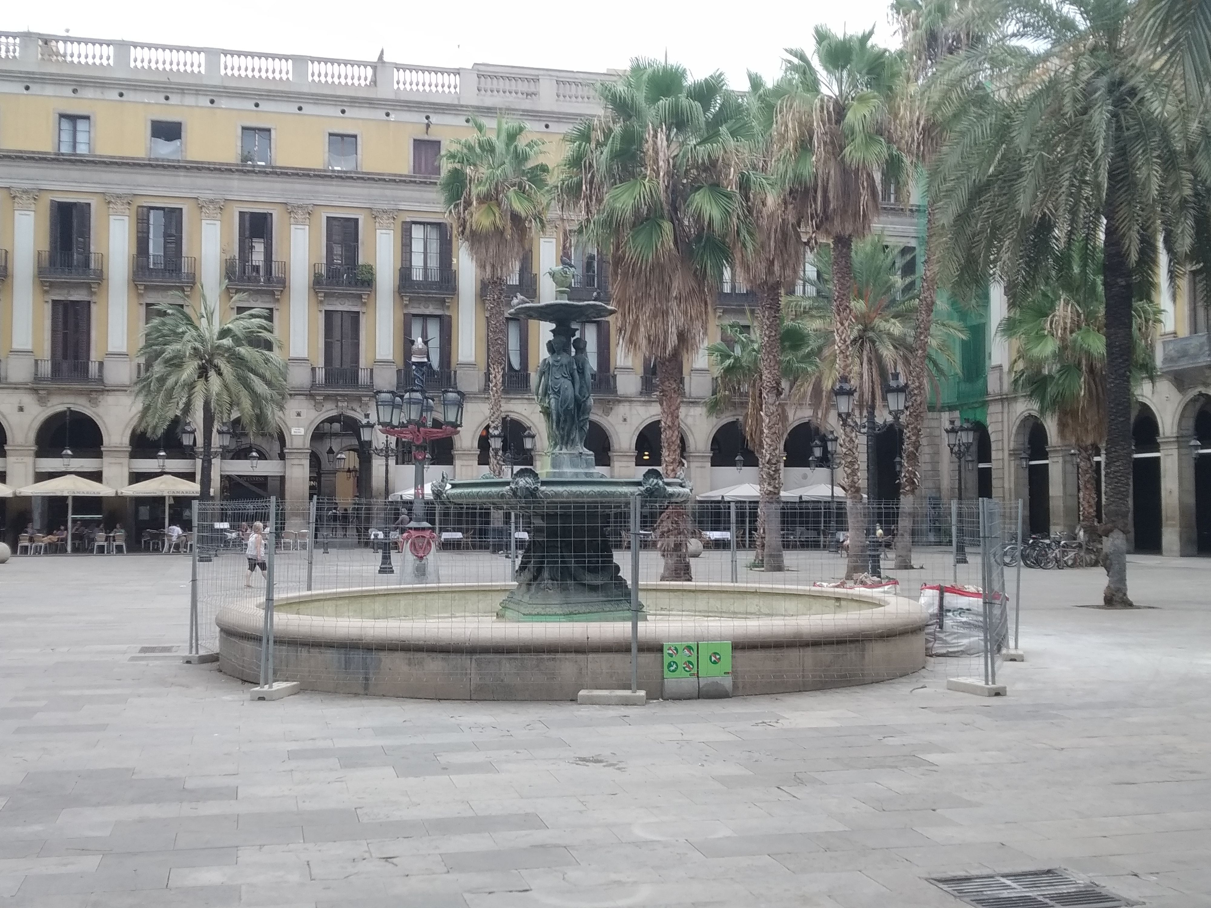 Fuente histórica de la plaza Reial / JORDI SUBIRANA