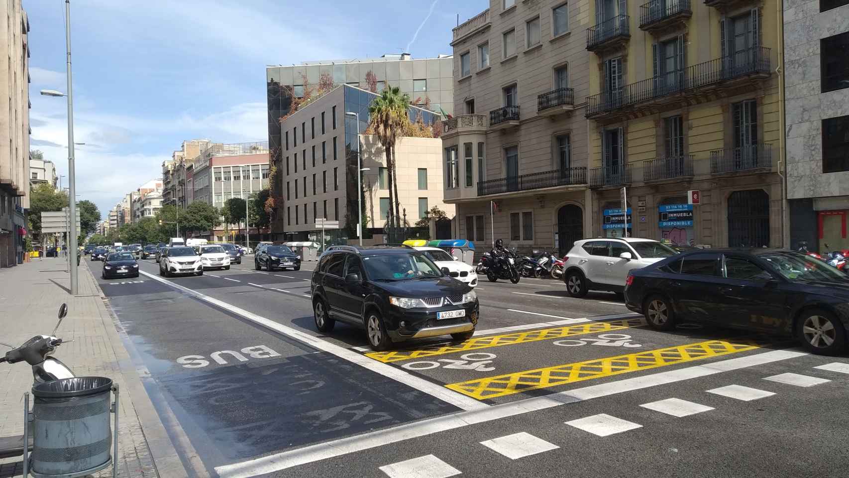 La calle de Aragó, llena de coches