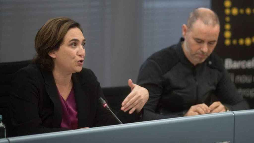 Ada Colau, Presidenta del AMB, y Eloi Badia, Vicepresidente de Ecología, en una rueda de prensa / EFE