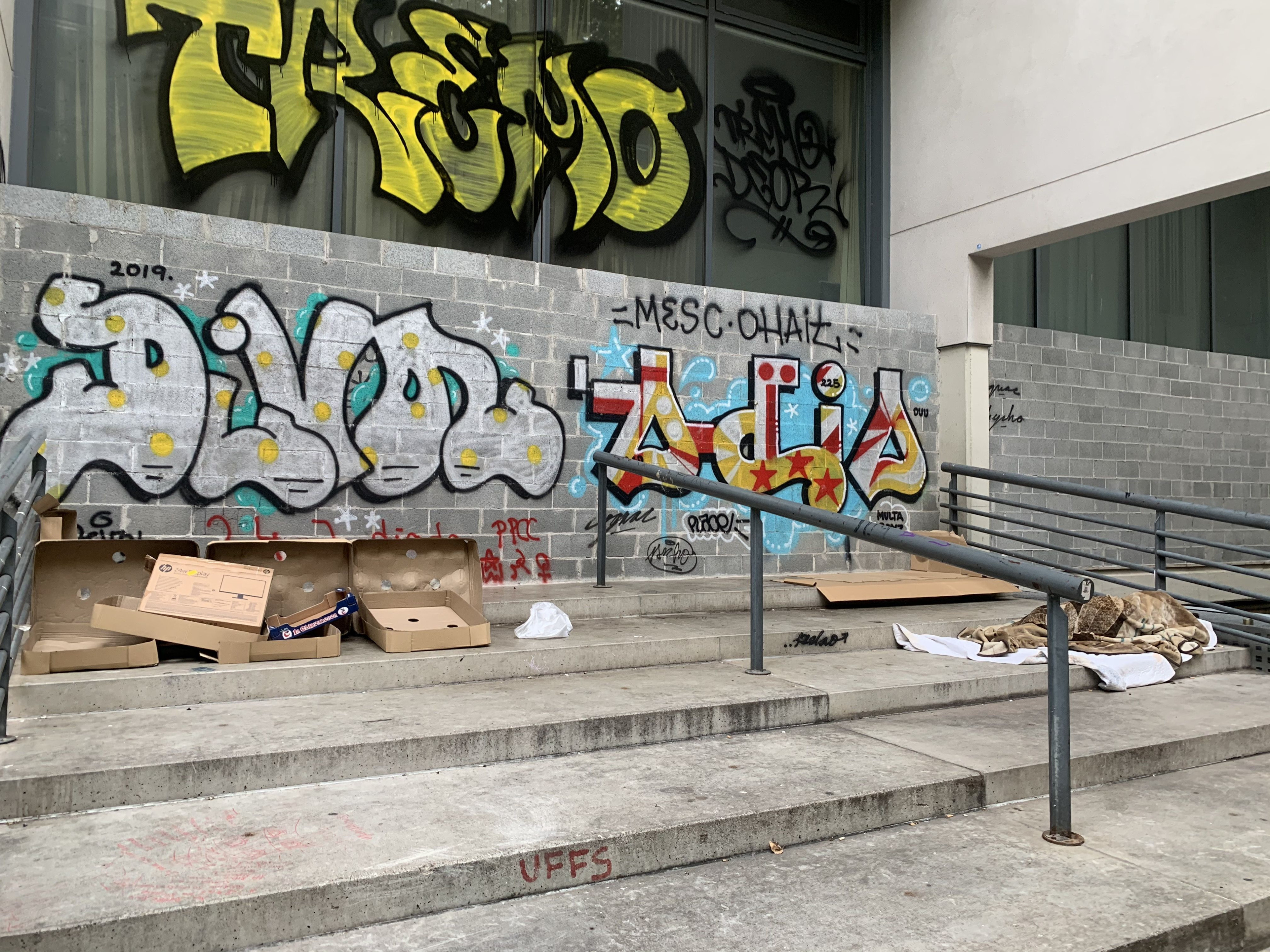 Escaleras de la calle Vila i Vilà del Poble-sec llenas de suciedad / V.M.