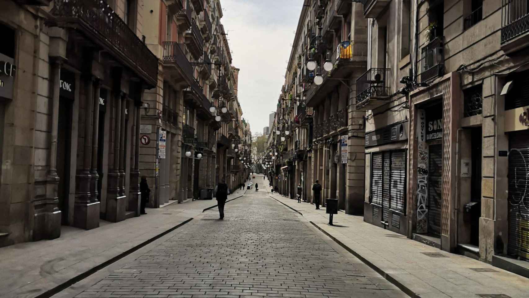 La calle Ferran del Gòtic durante las primeras semanas del estado de alarma / @elchuiter