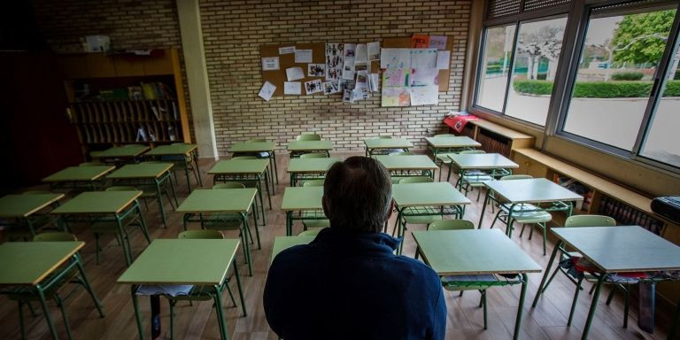 Persona de un grupo de riesgo en una clase de un centro escolar / EFE