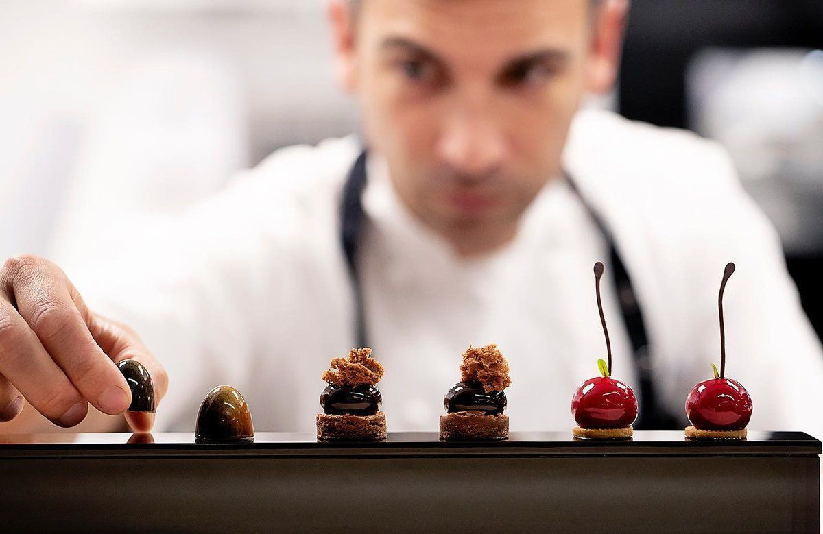 Xavi Donnay, el mejor pastelero del mundo, montando un postre / INSTAGRAM