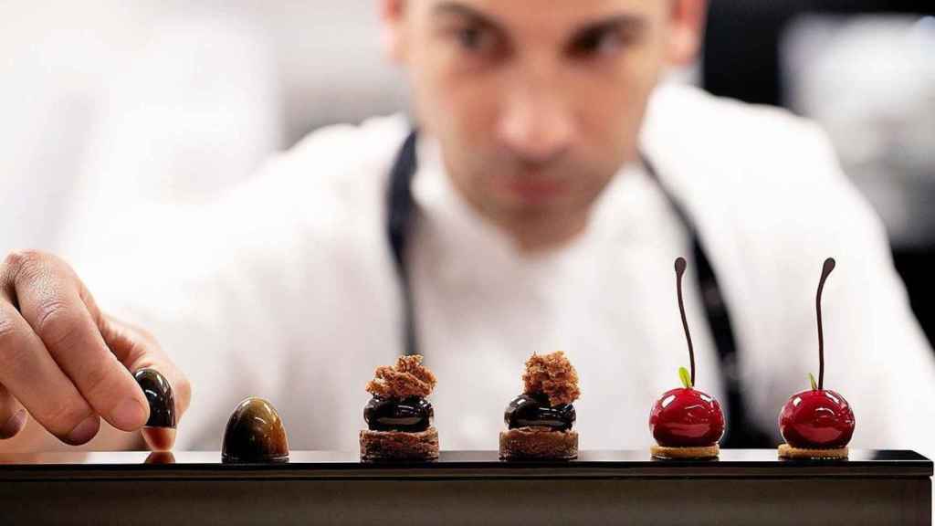 Xavi Donnay, el mejor pastelero del mundo, montando un postre / INSTAGRAM