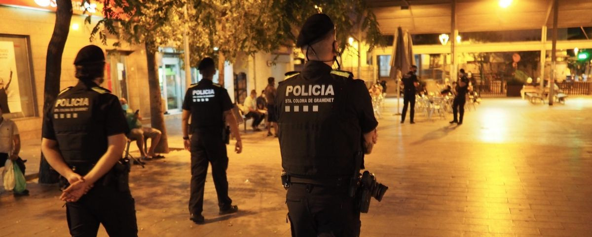 Varios agentes de la USIR patrullando por el barrio de Fondo de Santa Coloma / ANNA ROCASALVA SOLER