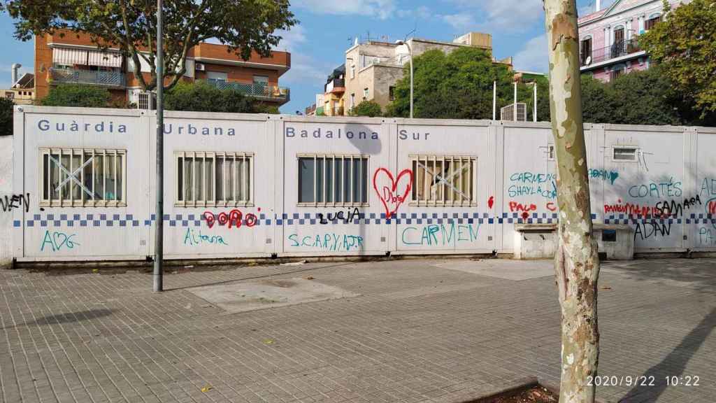 Pintadas y cristales rotos en el antiguo módulo policial de Sant Roc / SFP-FEPOL