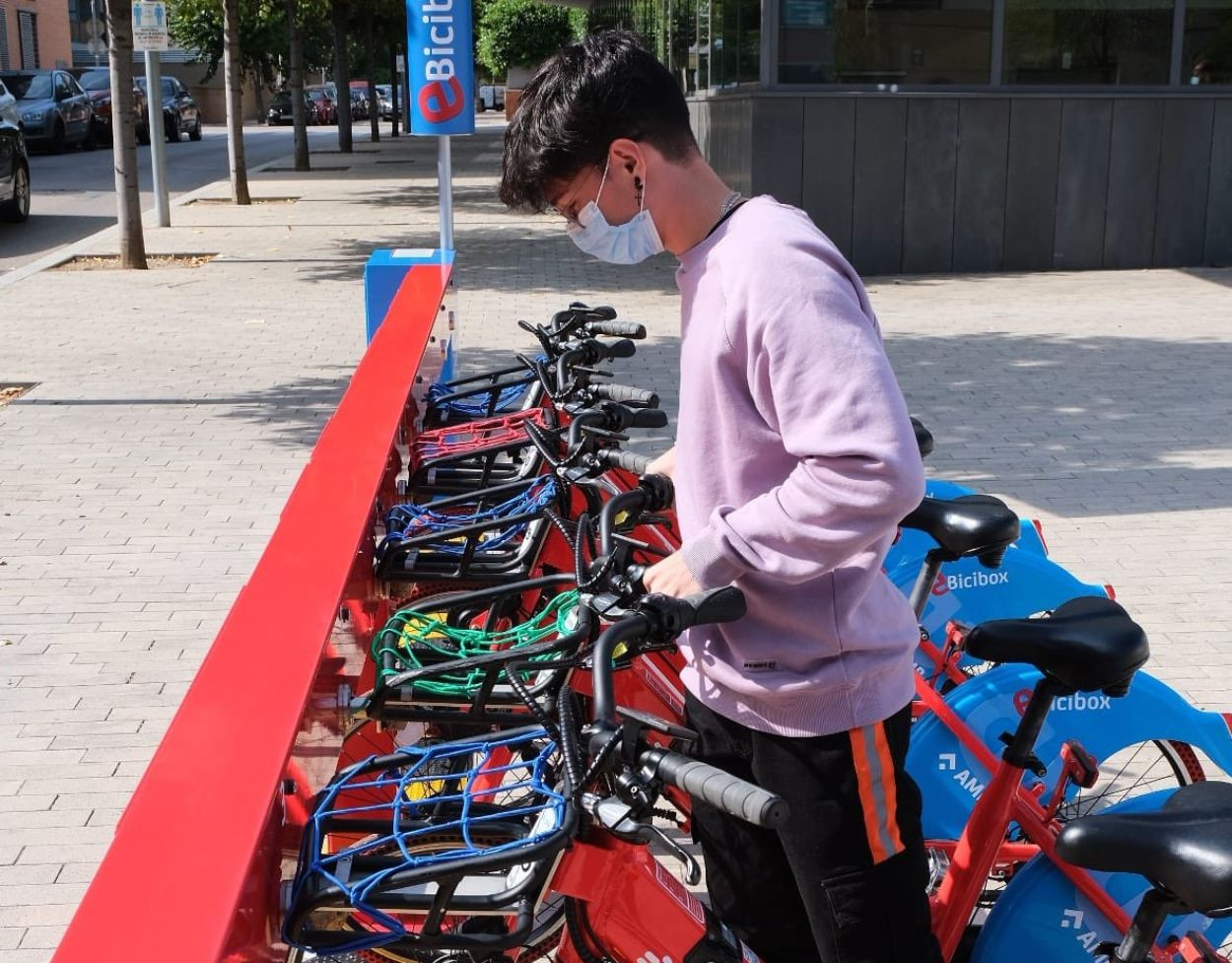 Un chico coge una de las nuevas bicis metropolitanas/ AMB