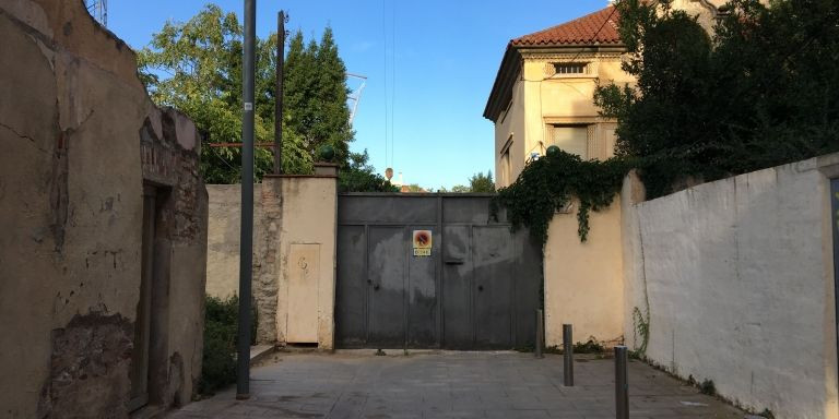 La entrada a Torre Mitjans, que marca el actual final de la calle Menor de Sarrià / RP