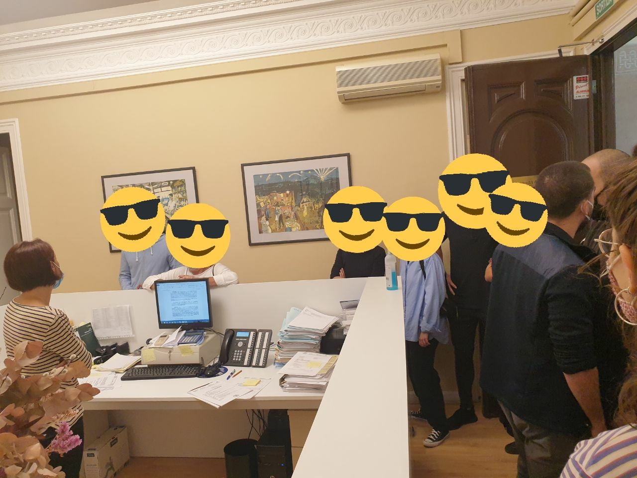 Miembros de los colectivos de Okupas en un despacho de abogados / ARCHIVO