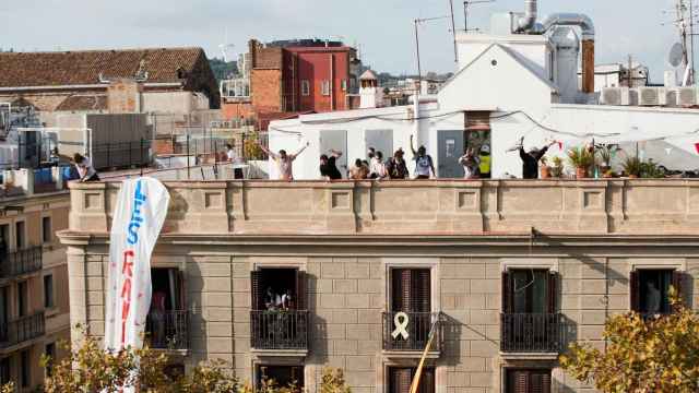 Edificio de las Ramblas donde vive Maite Mendivil, la okupa que alquilaba su piso por Airbnb / EFE - ALEJANDRO GARCÍA