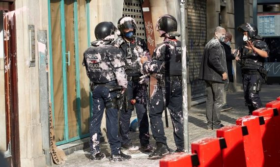 Agentes de los Mossos tras intentar acceder al piso donde se tenía que producir el desahucio de Maite Mendivil / EFE