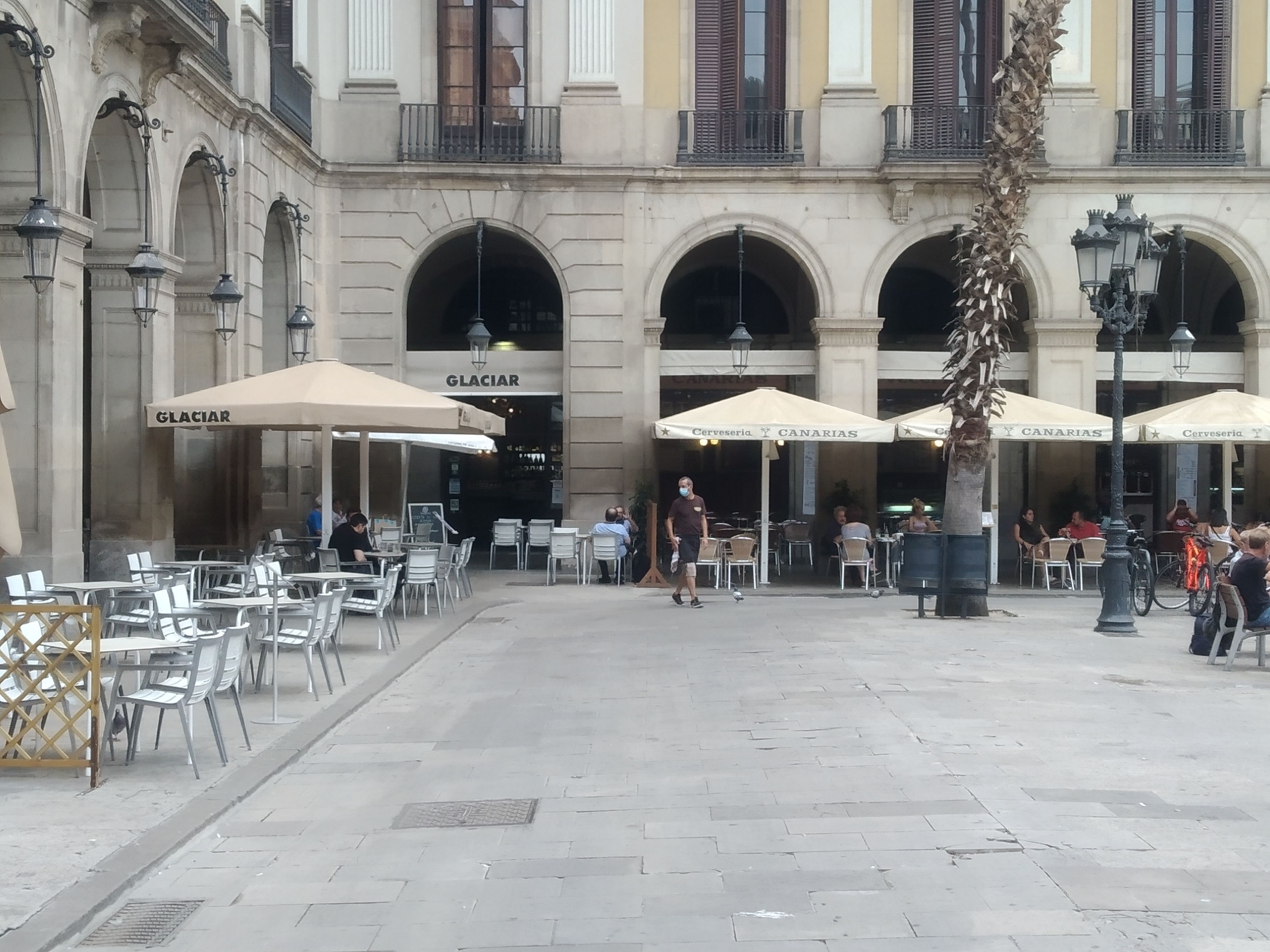 Terrazas en la plaza Reial / JORDI SUBIRANA