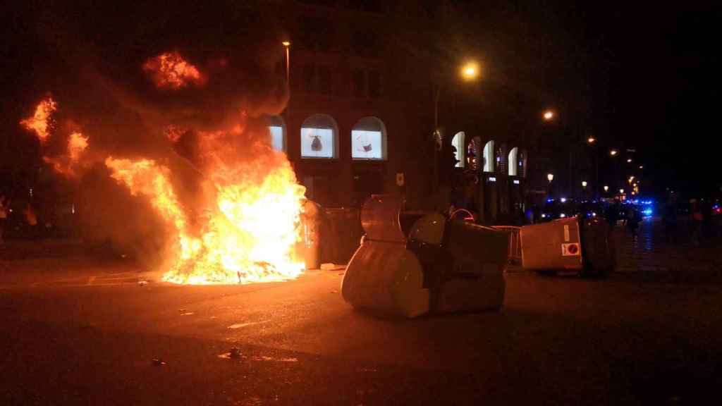 Una nueva manifestación de CDR acaba con contenedores de basura quemados / GA