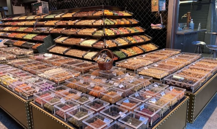 La 'nueva normalidad' en el mercado de la Boqueria con los productos tapados con cajas / MA