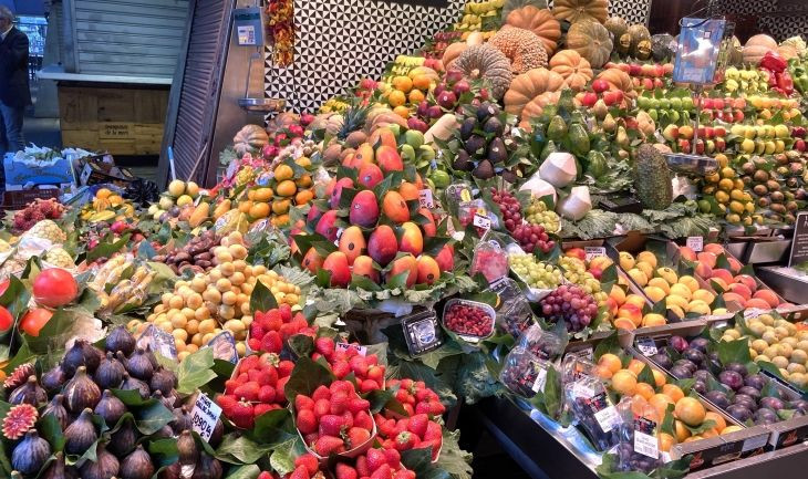 Una parada de fruta de la Boqueria con gran variedad de productos / MA 