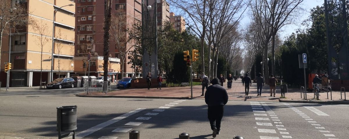 Un hombre pasea por la Rambla Prim de Barcelona / G.A