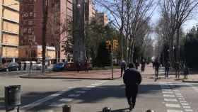 Un hombre pasea por la Rambla Prim de Barcelona / G.A