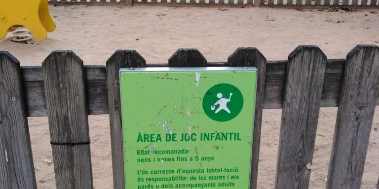 Cartel formativo de una área de juego infantil en el barrio del Besòs i Maresme de Barcelona / CEDIDA