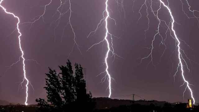 Imagen de archivo de una tormenta con múltiples rayos / EFE