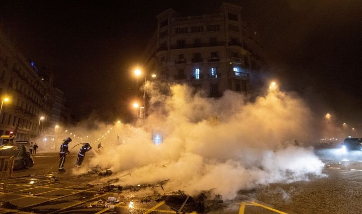 Los bomberos apagan el fuego durante los altercados en la concentración convocada por los (CDR) en la plaza Sant Jaume de Barcelona / EFE - Marta Pérez