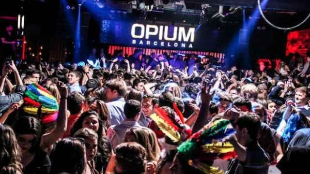 Interior de la discoteca Opium de Barcelona llena de personas