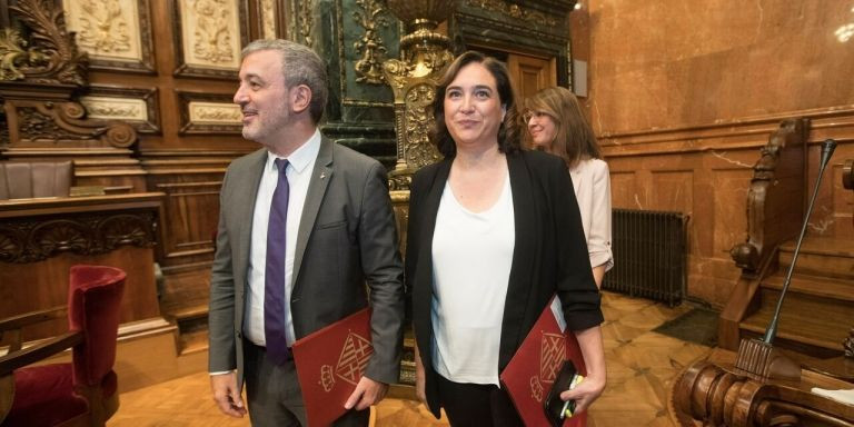 La alcaldesa de Barcelona, Ada Colau, junto al primer teniente alcalde, Jaume Collboni / EFE