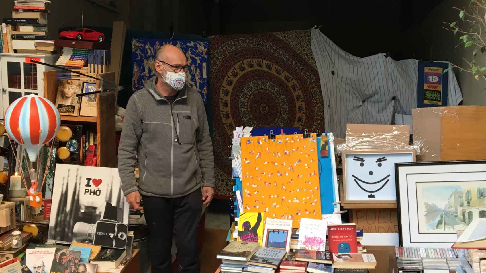 Pablo en su librería instalada en el pasaje de Conradí / RP