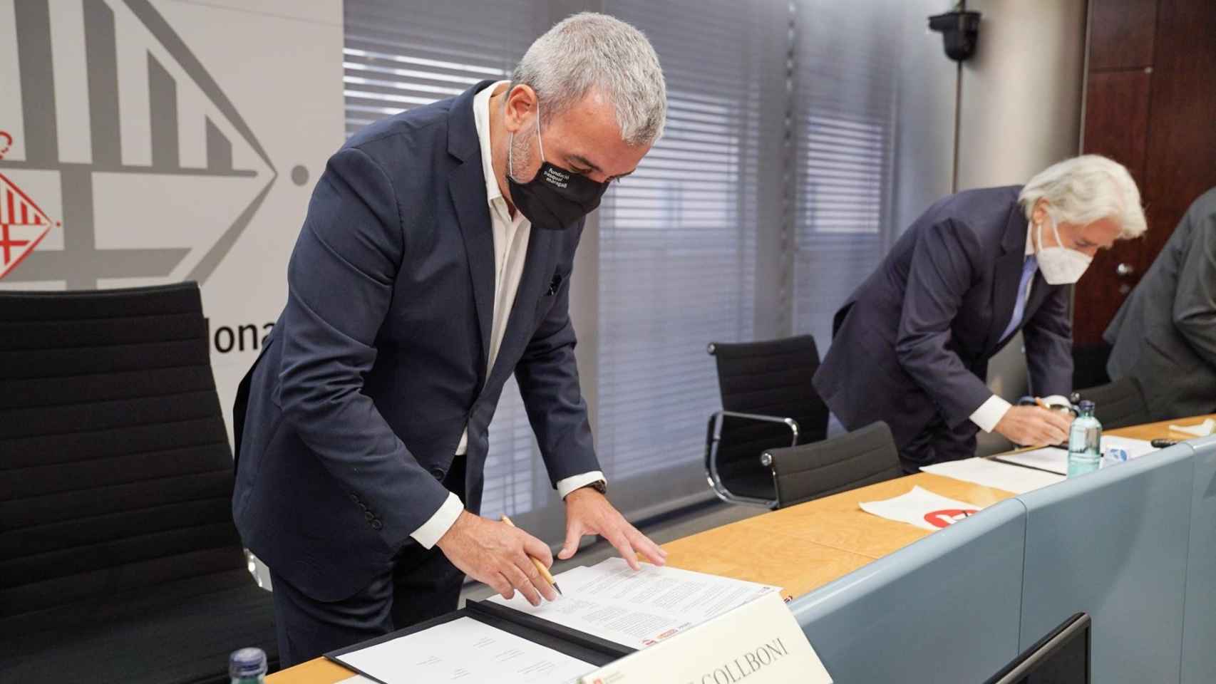 El primer teniente de alcalde de Barcelona, Jaume Collboni, durante la firma del pacto con patronales y sindicatos