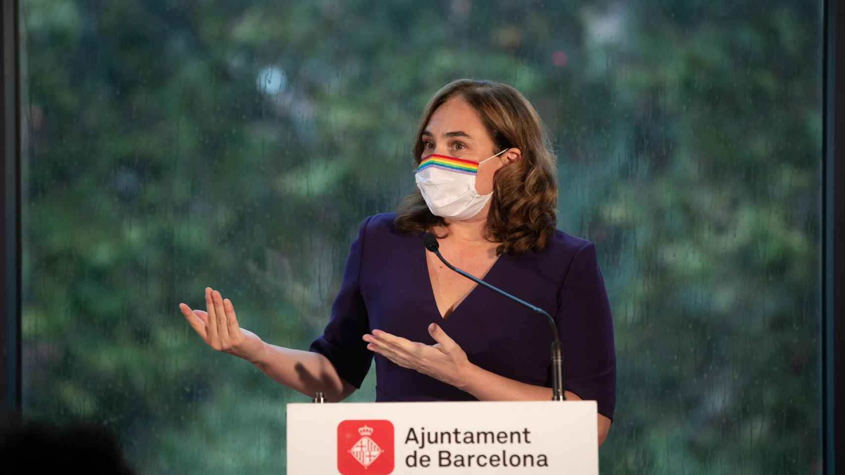 La alcaldesa de Barcelona, Ada Colau, durante la rueda de prensa presencial y telemática, en Barcelona