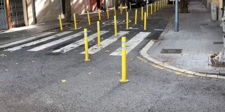 Paso de peatones bloqueado con los pivotes en la calle de Vallespir con Valladolid / TWITTER CHEMA CLAVERO