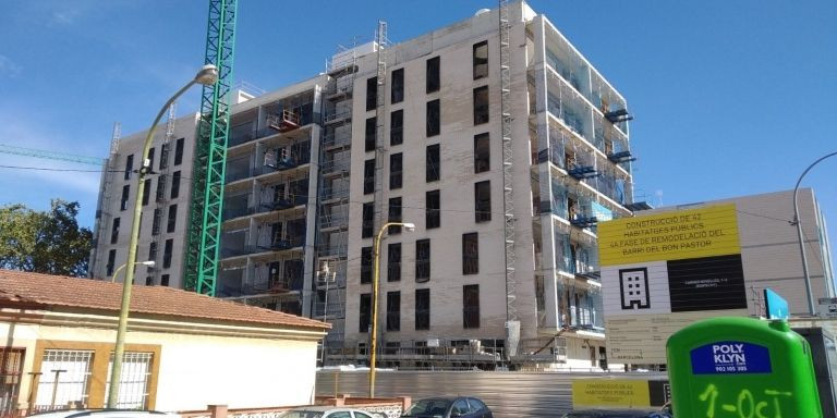 Un edificio que debe realojar a vecinos de las 'casas baratas', a medio construir / JORDI SUBIRANA