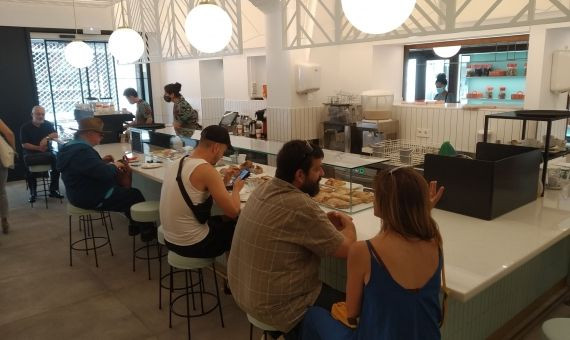 La cafetería de la pastelería Brunells, este verano, donde se puede comer el mejor 'croissant' de España / JORDI SUBIRANA