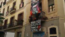 Fachada del edificio okupado del número 12 de la calle de Astúries el pasado jueves / G.A