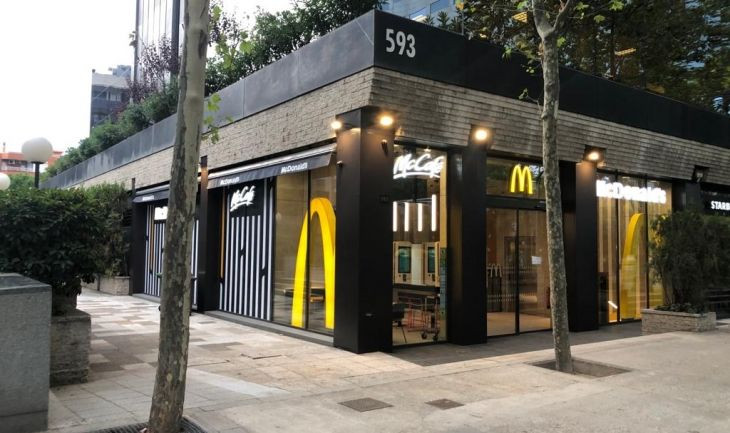 Exterior del nuevo comercio McDonalds situado en el distrito de Les Corts / CEDIDA